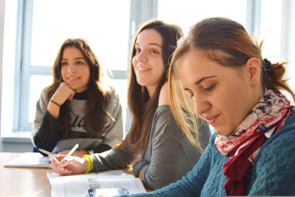 Un grupo de trabajo colaborando en un entorno de oficina abierta, reflejando una cultura organizacional positiva y enfocada en el desarrollo de equipos.